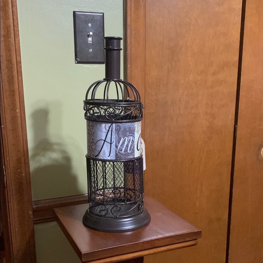 VINEYARD ROAD- Elegant Metal Wine Cork Holder